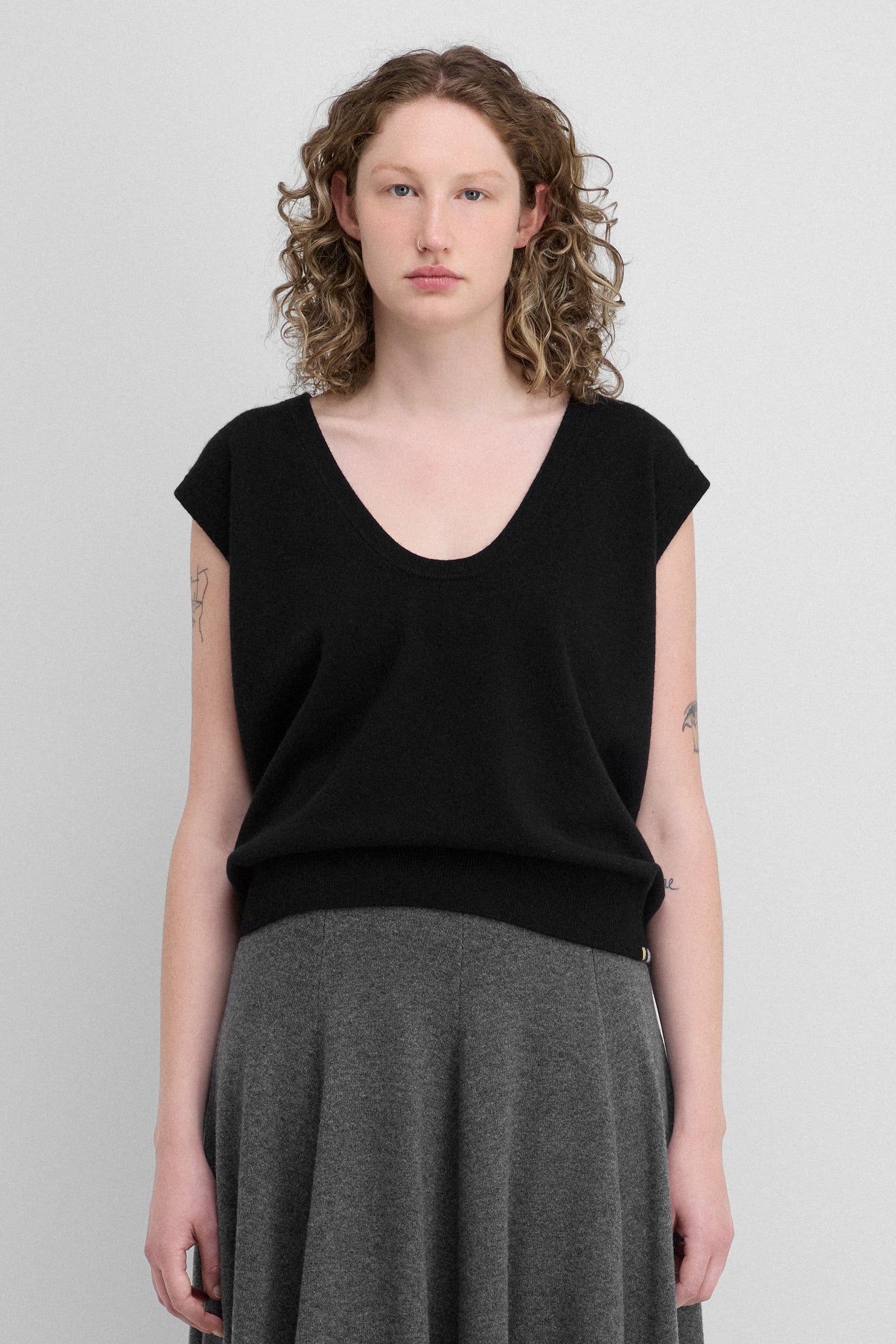 extreme cashmere scoop-neck sweater vest – n°423 lord – extreme