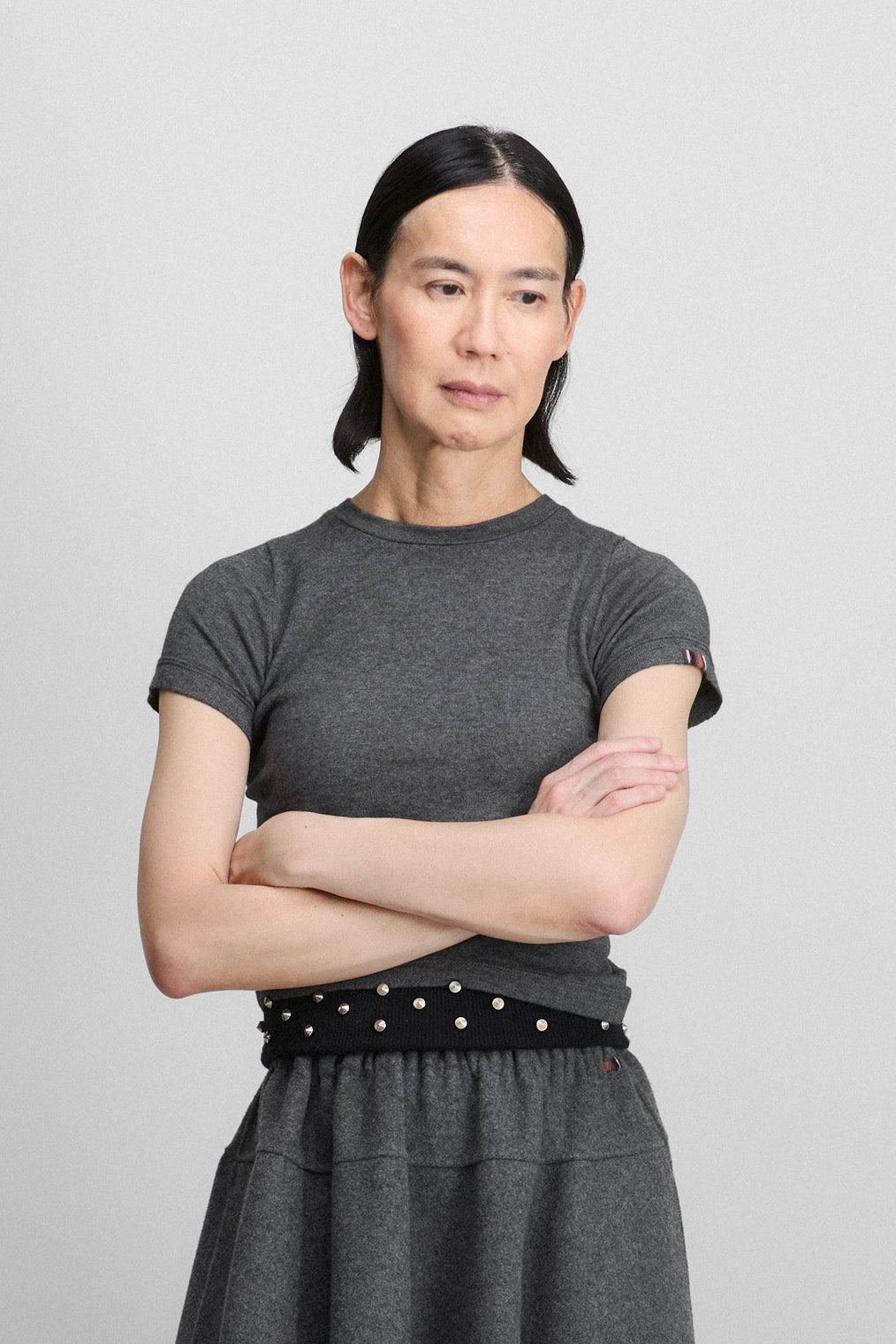 woman wearing a dark grey slim-fit short-sleeved cotton-cashmere crewneck t-shirt.
