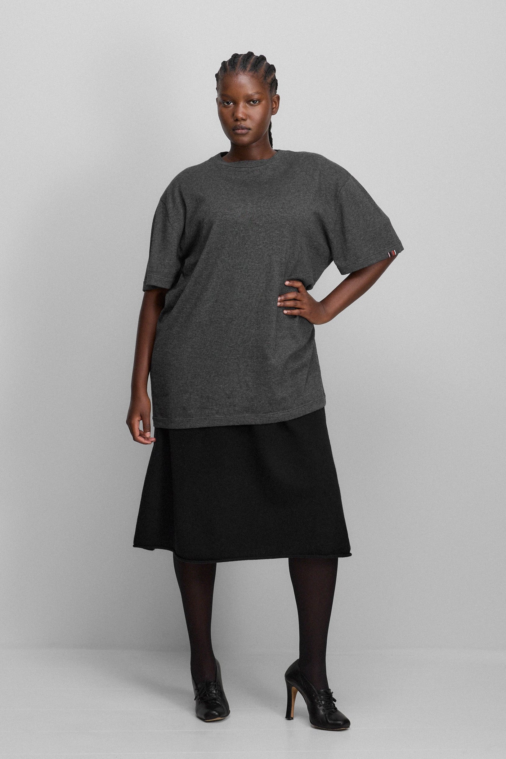 woman wearing a dark grey oversized short-sleeved cotton-cashmere crewneck t-shirt.