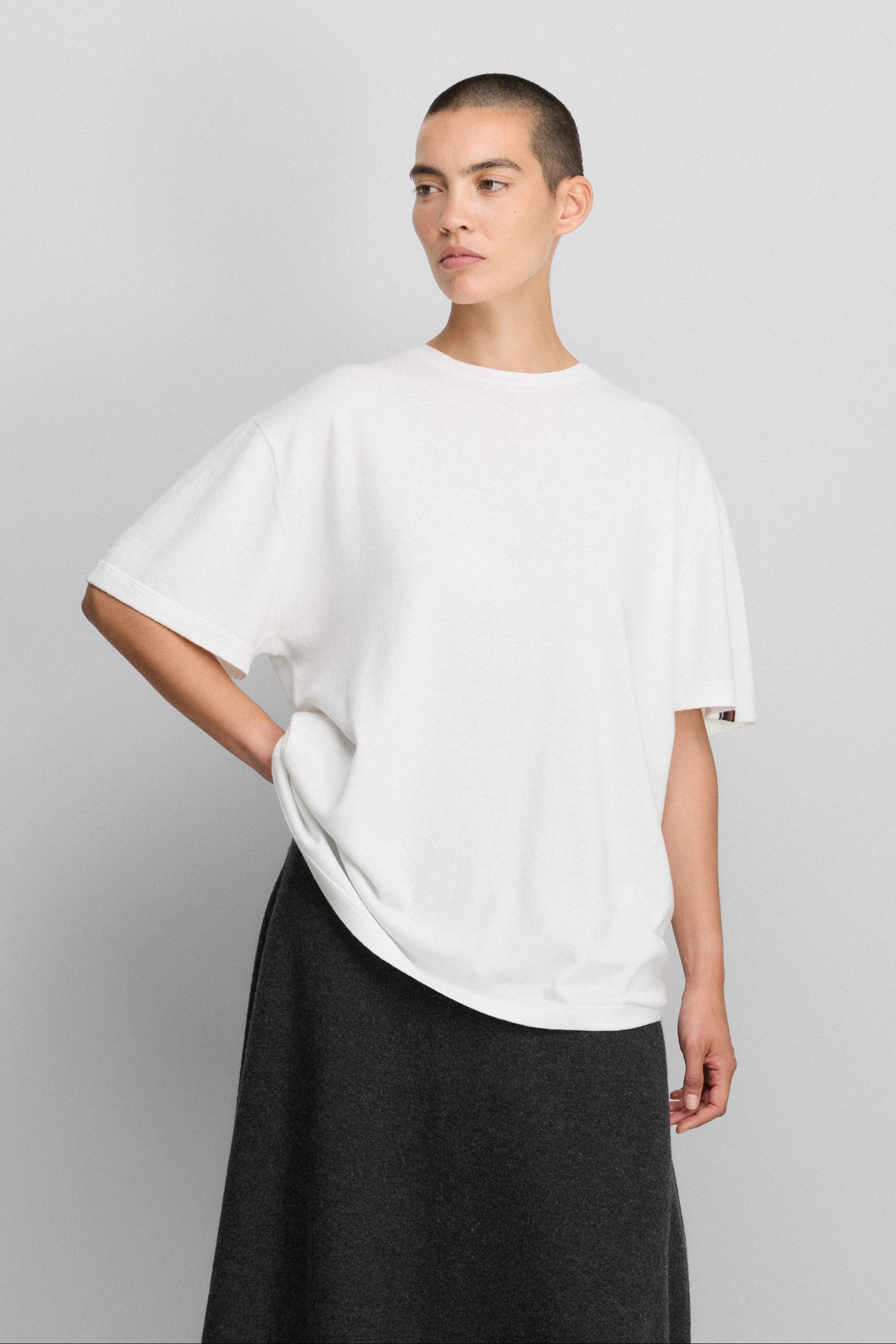 woman wearing a white oversized short-sleeved cotton-cashmere crewneck t-shirt.