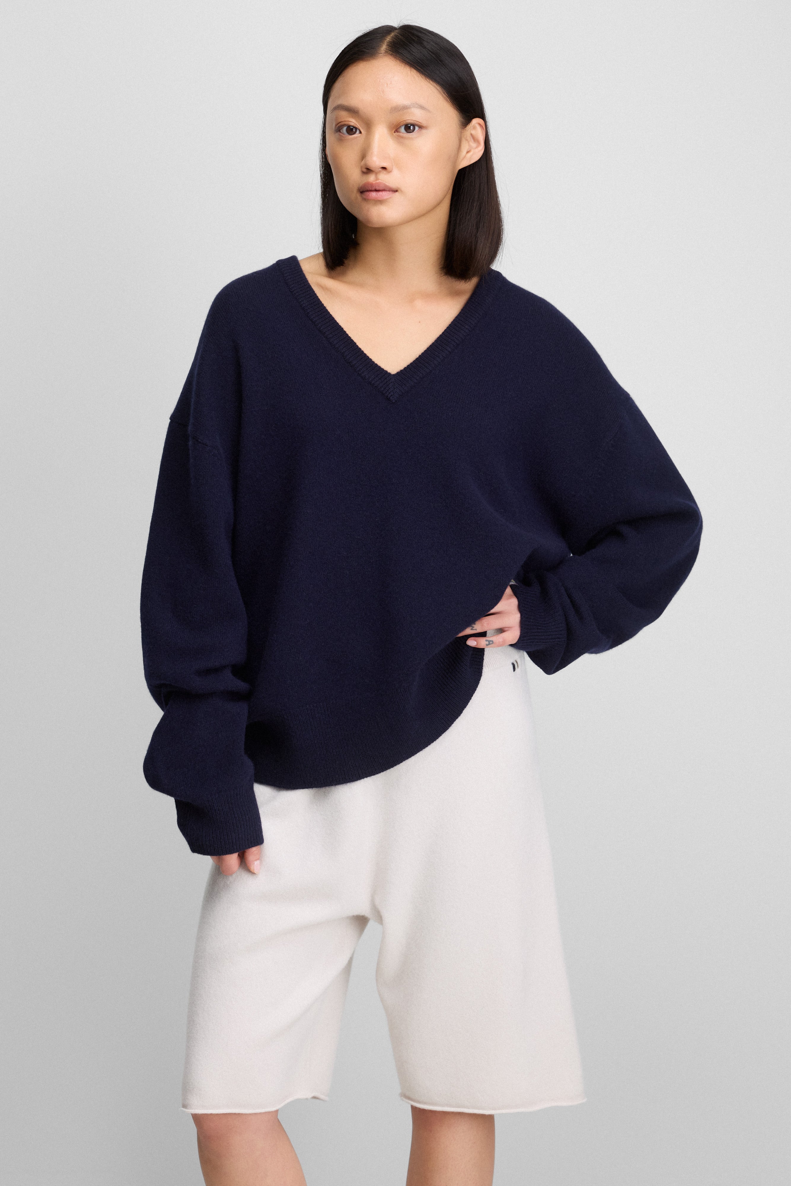 extreme cashmere v-neck sweater relaxed – 457 jack – extreme