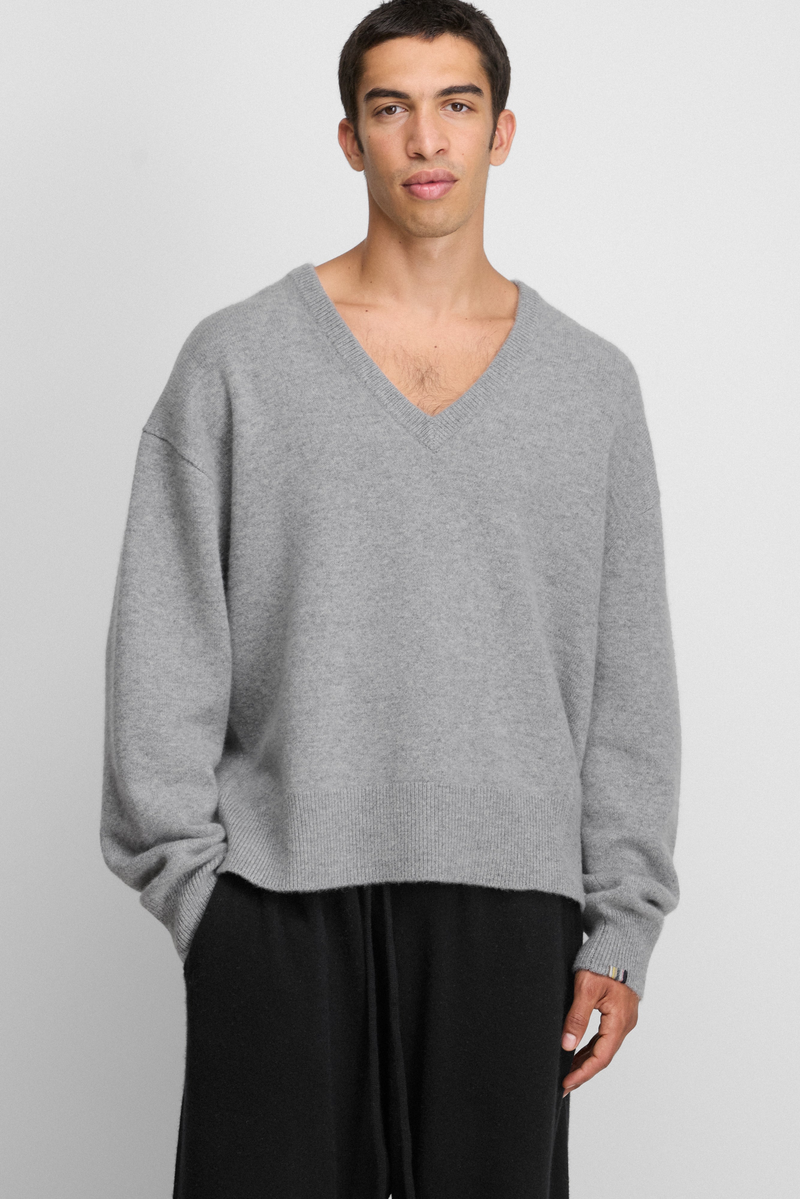 extreme cashmere v-neck sweater relaxed – 457 jack – extreme